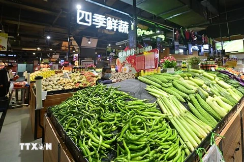 Gian hàng bán rau củ tại một siêu thị ở Quý Châu, Trung Quốc ngày 11/4/2022. (Ảnh: THX/TTXVN) 