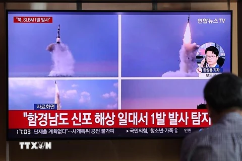Người dân theo dõi hình ảnh vụ phóng vật thể được cho là tên lửa đạn đạo của Triều Tiên qua màn hình tivi ở nhà ga Seoul, Hàn Quốc ngày 7/5/2022. (Ảnh: YONHAP/TTXVN) 