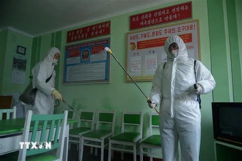 Nhân viên y tế phun khử khuẩn phòng chống dịch COVID-19 tại một bệnh viện ở Bình Nhưỡng, Triều Tiên. (Ảnh: AFP/TTXVN) 