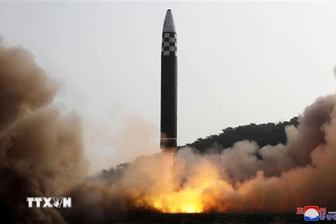 Vụ phóng tên lửa đạn đạo liên lục địa tại địa điểm không xác định ở Triều Tiên ngày 24/3/2022. (Ảnh: AFP/TTXVN) 