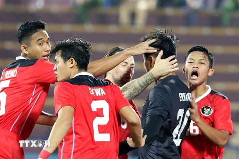 Các cầu thủ U23 Indonesia vui mừng sau khi thủ môn Ernando Ari Sutaryadi cản phá thành công quả sút phạt trên chấm 11 mét trong trận gặp U23 Timor Leste. (Ảnh: Trung Kiên/TTXVN) 