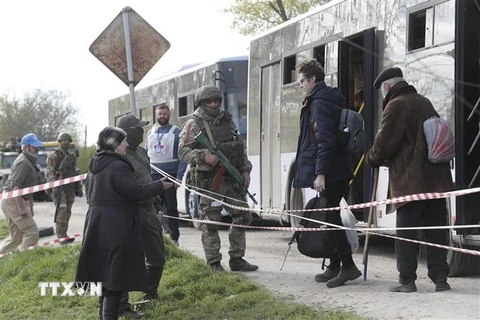Người dân sơ tán khỏi nhà máy thép Azovstal ở thành phố Mariupol, Ukraine, tới nơi ở tạm ngày 1/5/2022. (Ảnh: THX/TTXVN) 
