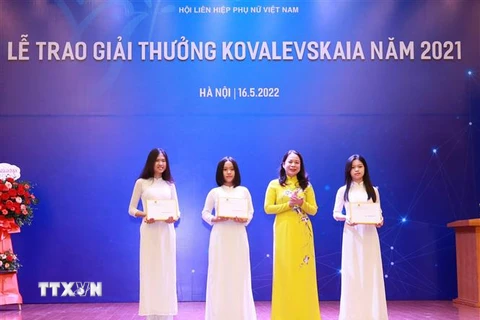 Phó Chủ tịch nước Võ Thị Ánh Xuân trao học bổng cho các nữ sinh có thành tích xuất sắc. (Ảnh: Phương Hoa/TTXVN) 