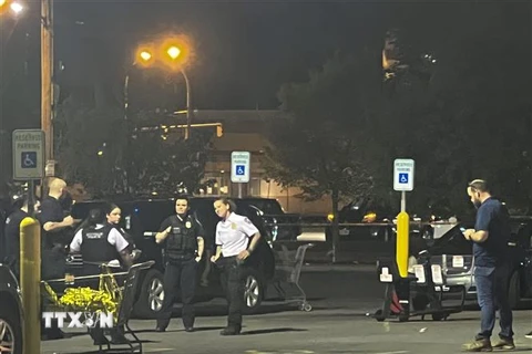 Cảnh sát điều tra tại hiện trường vụ nổ súng ở thành phố Buffalo, bang New York, Mỹ. (Ảnh: THX/TTXVN) 