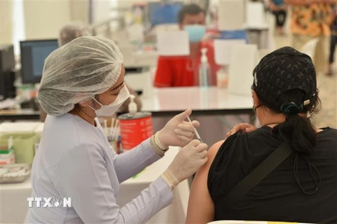 Nhân viên y tế tiêm vaccine phòng COVID-19 cho người dân tại Bangkok, Thái Lan, ngày 23/4/2022. (Ảnh: THX/TTXVN) 