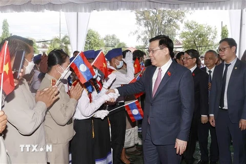 Chủ tịch Quốc hội Vương Đình Huệ thăm Trường phổ thông Dân tộc nội trú tỉnh Champasak. (Ảnh: Doãn Tấn/TTXVN) 