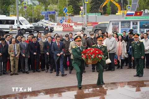 Lễ đặt hoa tại tượng đài Chủ tịch Hồ Chí Minh ở thủ đô Moskva (Liên bang Nga). (Ảnh: Duy Trinh/TTXVN) 