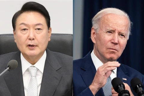 Tổng thống Mỹ Joe Biden (phải) và Tổng thống Hàn Quốc Yoon Suk-yeol. (Nguồn: Yonhap) 