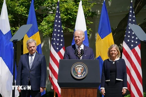 Tổng thống Mỹ Joe Biden (giữa) trong cuộc họp báo sau cuộc gặp với Thủ tướng Thụy Điển Magdalena Andersson (phải) và Tổng thống Phần Lan Sauli Niinisto tại Nhà Trắng, ngày 19/5/2022. (Ảnh: AFP/TTXVN) 