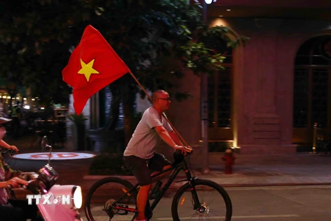 [Photo] Người Hà Nội ra đường ăn mừng chiến thắng của U23 Việt Nam