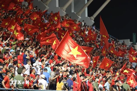 Cả một rừng cờ đỏ sao vàng trên khán đài sân Cẩm Phả đã tiếp sức cho các tuyển thủ nữ thi đấu và giành chiến thắng. (Ảnh: Hoàng Linh/TTXVN) 