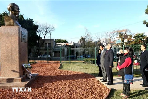 Đại sứ Dương Quốc Thanh và khách mời dâng hoa tại Tượng đài Chủ tịch Hồ Chí Minh. (Ảnh: Hoài Nam/TTXVN) 