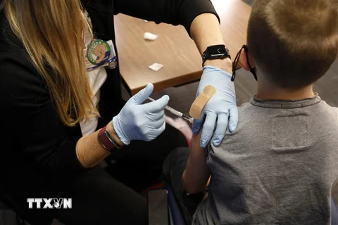 Nhân viên y tế tiêm vaccine phòng COVID-19 cho trẻ em tại Southfield, Michigan, Mỹ. (Ảnh: AFP/TTXVN) 