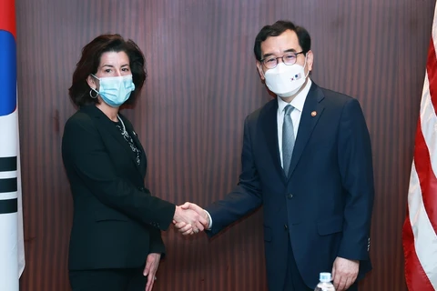 Bộ trưởng Thương mại, Công nghiệp và Năng lượng Hàn Quốc Lee Chang-yang (phải) và Bộ trưởng Thương mại Mỹ Gina Raimondo. (Nguồn: Yonhap) 