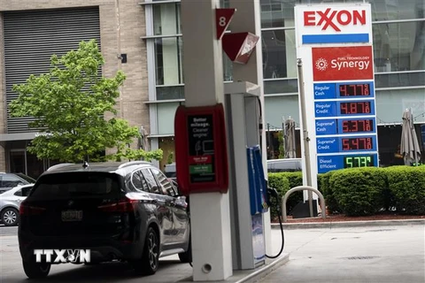 Giá xăng được niêm yết tại một trạm xăng ở Washington, DC, Mỹ, ngày 11/5/2022. (Ảnh: THX/TTXVN) 