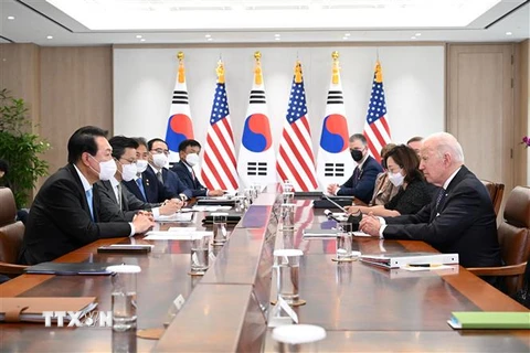 Tổng thống Hàn Quốc Yoon Suk-yeol (trái) trong cuộc hội đàm với người đồng cấp Mỹ Joe Biden (phải) đang trong chuyến thăm Seoul, ngày 21/5/2022. (Ảnh: AFP/TTXVN) 