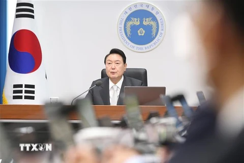 Tổng thống Hàn Quốc Yoon Suk-yeol chủ trì cuộc họp nội các tại Seoul ngày 12/5/2022. (Ảnh: Yonhap/TTXVN) 