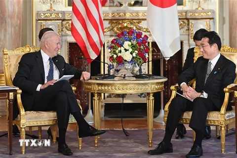 Thủ tướng Nhật Bản Kishida Fumio (phải) hội đàm với Tổng thống Mỹ Joe Biden ở Tokyo ngày 23/5/2022. (Ảnh: AFP/TTXVN) 