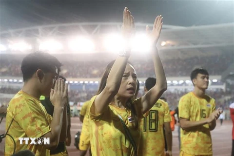 Dù thua trận, nữ trưởng đoàn bóng đá Thái Lan Madam Pang vẫn không quên bày tỏ sự cảm ơn tới các cổ động viên. (Ảnh: Minh Quyết/TTXVN) 