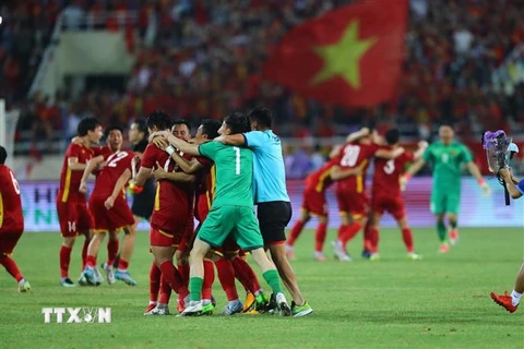 Các cầu thủ U23 Việt Nam ôm nhau ăn mừng khi trận đấu kết thúc. (Ảnh: Hoàng Linh/TTXVN) 