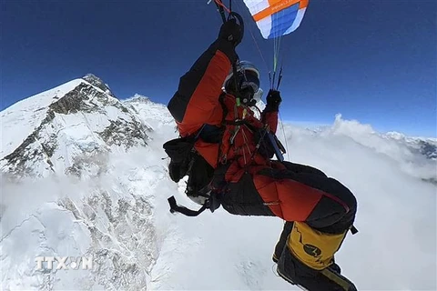 Ông Pierre Carter thực hiện cú nhảy với dù lượn từ đỉnh núi Everest, ngày 15/5/2022. (Ảnh: AFP/TTXVN) 