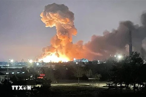 Khói lửa bốc lên từ một vụ nổ ở thủ đô Kiev, Ukraine ngày 24/2/2022. (Ảnh: Ukrainian President’s Office/TTXVN) 