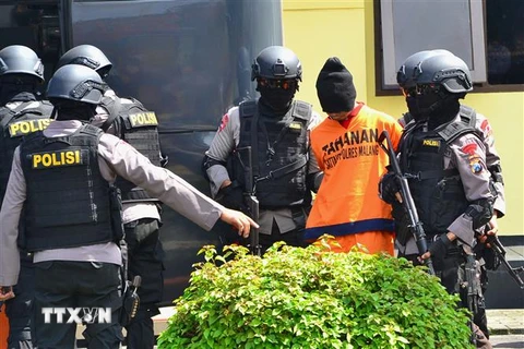 Cảnh sát Indonesia áp giải nghi can khủng bố. (Ảnh: AFP/TTXVN) 