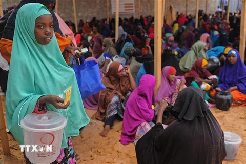 Người dân chờ nhận lương thực cứu trợ tại Mogadishu, Somalia. (Ảnh: AFP/TTXVN) 