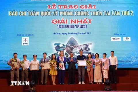 Tác giả đoạt Giải Nhất tại Lễ trao giải Báo chí toàn quốc về Phòng, chống thiên tai. (Ảnh: Vũ Sinh/TTXVN) 