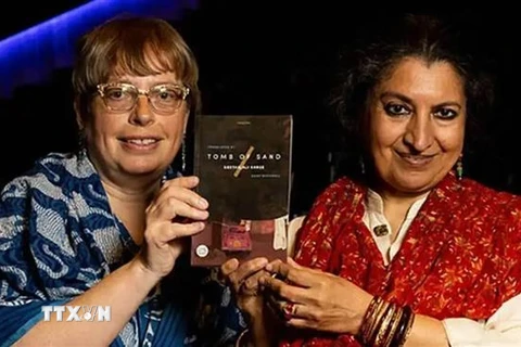 Cuốn tiểu thuyết tiếng Hindi 'Tomb of Sand' của tiểu thuyết gia người Ấn Độ Geetanjali Shree và dịch giả người Mỹ Daisy Rockwell được trao giải thưởng văn học quốc tế Booker năm 2022. (Ảnh: Twitter/TTXVN) 