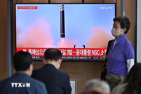 Người dân theo dõi qua màn hình tivi ở nhà ga Seoul, Hàn Quốc về vụ phóng thử được cho là tên lửa đạn đạo của Triều Tiên, ngày 25/5/2022. (Ảnh: AFP/TTXVN) 
