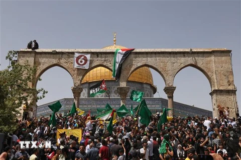 Người Palestine tại đền thờ Hồi giáo Al-Aqsa ở Jerusalem ngày 29/4/2022. (Ảnh: AFP/TTXVN) 
