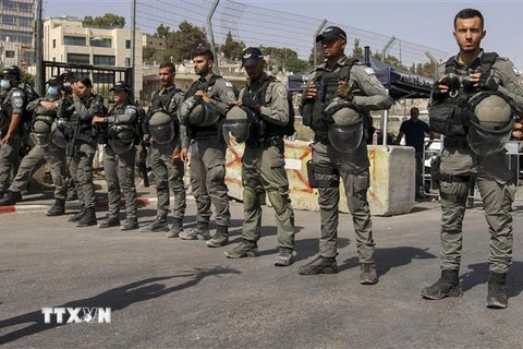 Lực lượng an ninh Israel gác tại điểm kiếm soát. (Ảnh: AFP/TTXVN) 