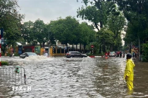 Một con phố ở Hà Nội ngập nặng sau cơn mưa chiều 29/5. (Ảnh: Phạm Kiên/TTXVN) 