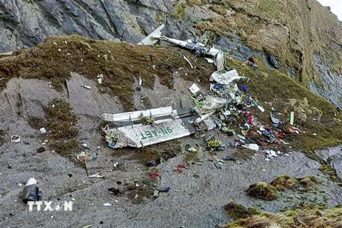 Hiện trường vụ rơi máy bay De Havilland DHC-6-300 Twin Otter của hãng hàng không tư nhân Tara Air trên núi ở Mustang, Nepal, ngày 30/5/2022. (Ảnh: AFP/TTXVN) 