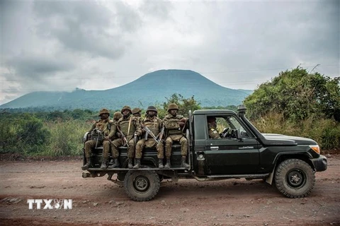 Xe tăng của quân đội Cộng hòa Dân chủ Congo tiến về khu vực Kibumba, Bắc Kivu, trong cuộc giao tranh với lực lượng phiến quân M23, ngày 25/5/2022. (Ảnh: AFP/TTXVN) 