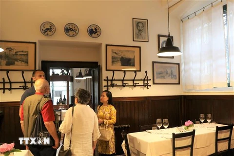 Không gian tưởng niệm Bác Hồ bên trong quán Antica Trattoria della Pesa. (Ảnh: Trường Dụy/TTXVN) 