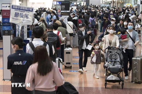 Hành khách tại sân bay Haneda ở Tokyo, Nhật Bản, ngày 29/4/2022. (Ảnh: Kyodo/TTXVN) 