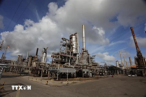 Một cơ sở lọc dầu tại Punto Fijo, bang Falcon, Venezuela. (Ảnh: AFP/TTXVN) 
