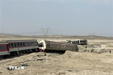 Hiện trường vụ tai nạn tàu hỏa ở khu vực ngoại ô thành phố Tabas, miền Trung Iran ngày 8/6/2022. (Ảnh: AFP/TTXVN) 