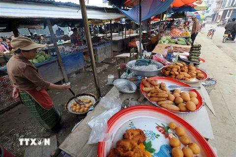 Thực phẩm được bán tại một khu chợ ở Sam Neua, tỉnh Houaphane, Lào. (Ảnh: AFP/TTXVN) 