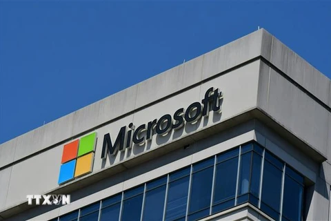 Biểu tượng Microsoft tại một tòa nhà. (Ảnh: AFP/TTXVN) 