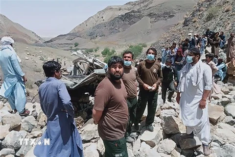 Hiện trường vụ tai nạn giao thông ở Killa Saifullah, tỉnh Balochistan, Pakistan, ngày 8/6/2022. (Ảnh: AFP/TTXVN) 
