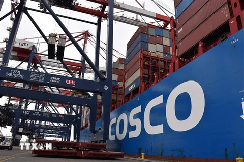 Tàu container của Trung Quốc neo tại cảng Long Beach ở California, Mỹ, ngày 20/8/2021. (Ảnh: THX/TTXVN) 