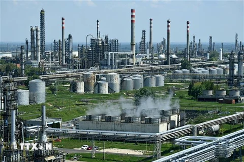 Cơ sở lọc dầu Danube của Công ty dầu khí Hungary "MOL" ở thị trấn Szazhalombatta, cách Budapest khoảng 30km về phía Nam, ngày 5/5/2022. (Ảnh: AFP/TTXVN) 