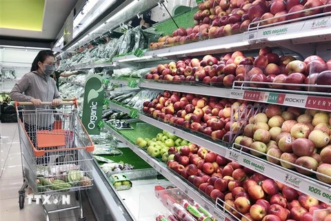 Người tiêu dùng chọn mua rau củ quả tại siêu thị ở Thành phố Hồ Chí Minh. (Ảnh: Mỹ Phương/TTXVN) 