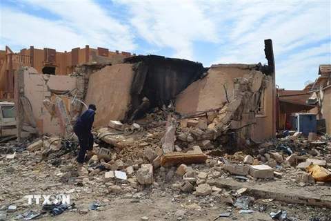 Nhà bị phá hủy trong một vụ tấn công do các phần tử cực đoan tiến hành tại Mali. (Ảnh: AFP/TTXVN) 
