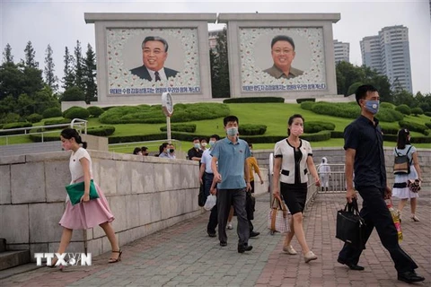 Người dân đeo khẩu trang phòng lây nhiễm COVID-19 tại Bình Nhưỡng, Triều Tiên. (Ảnh: TTXVN phát) 