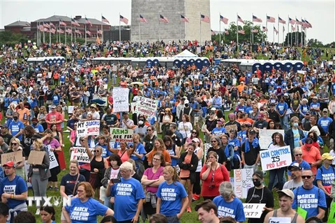 Người dân Mỹ tuần hành kêu gọi ngăn chặn bạo lực súng đạn tại quảng trường National Mall ở thủ đô Washington, ngày 11/6/2022. (Ảnh: AFP/TTXVN) 