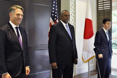 Phó Thủ tướng kiêm Bộ trưởng Quốc phòng Australia Richard Marles, Bộ trưởng Quốc phòng Mỹ Lloyd Austin và Bộ trưởng Quốc phòng Nhật Bản Nobuo Kishi gặp nhau tại Singapore. (Nguồn: AAP) 